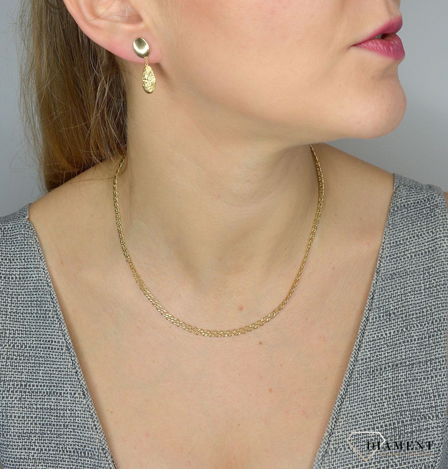 Złote kolczyki 585 wiszące łezki C OZ 55 💎 Złote kolczyki w formie wiszącej łezki, jedna z nich została wykonana z białego złota.jpg